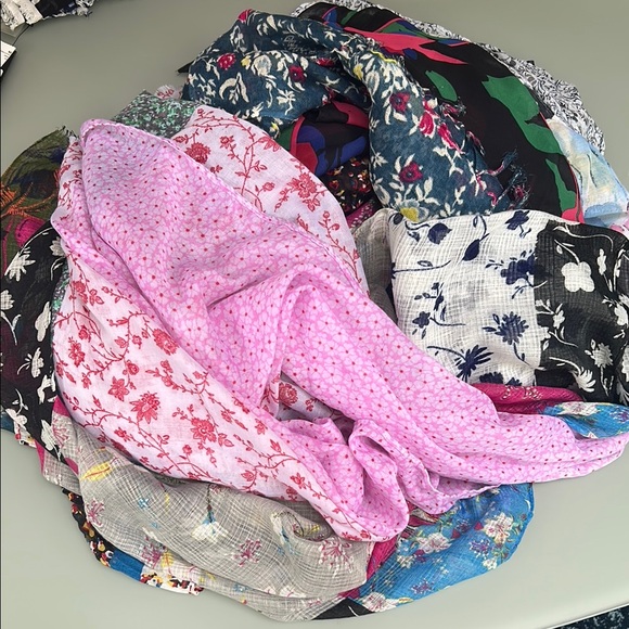 MASSIVE BUNDLE of Floral and Patterned Scarfs… MINT/EUC